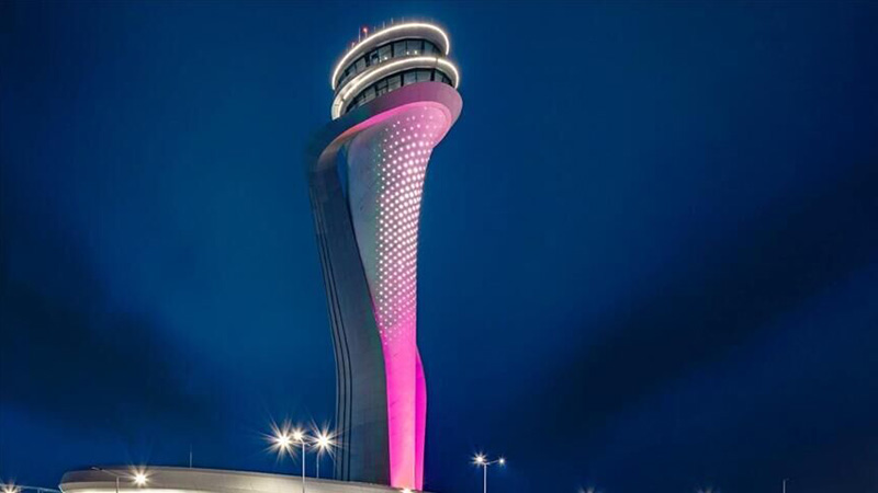 İstanbul Havalimanı kulesi, meme kanserinde farkındalık için pembe renge büründü