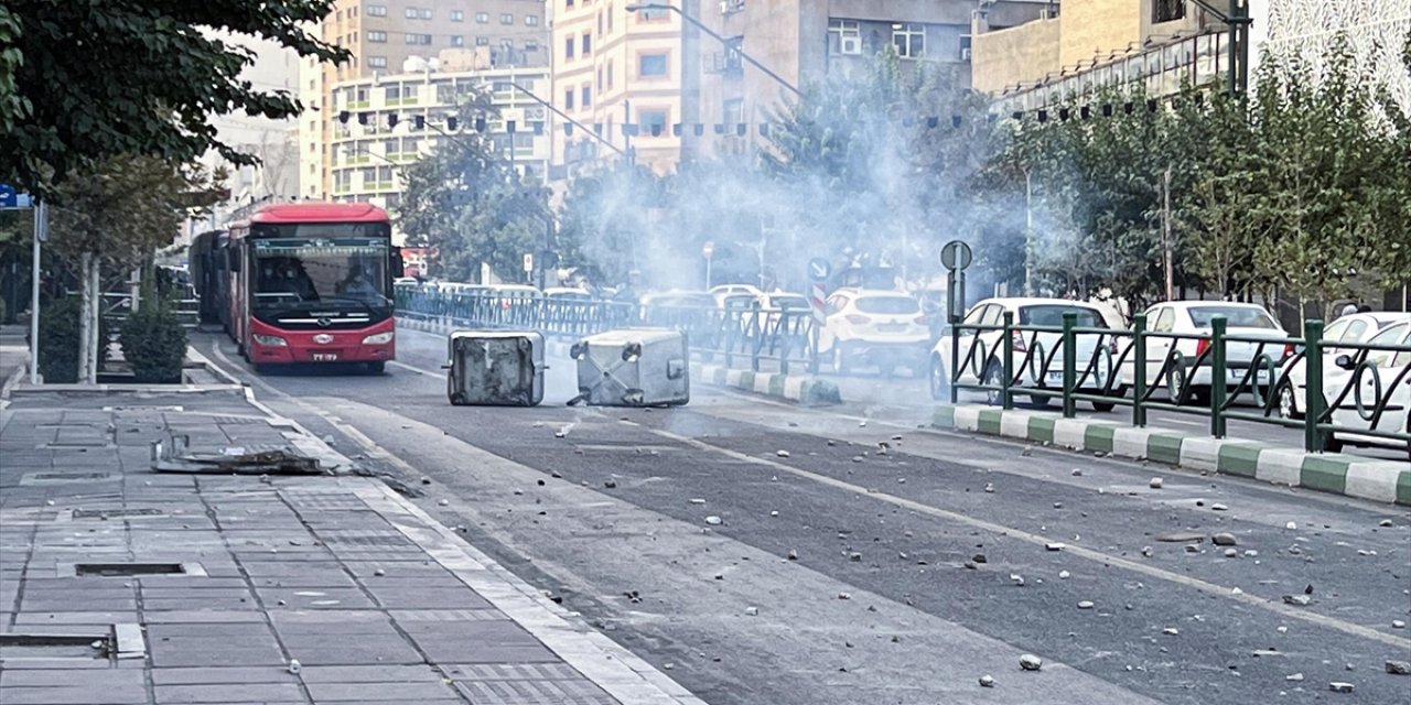 İran'da Binlerce Kişinin Katıldığı Emini'yi Anma Töreni Sonrası Polisle Bazı Göstericiler Çatıştı