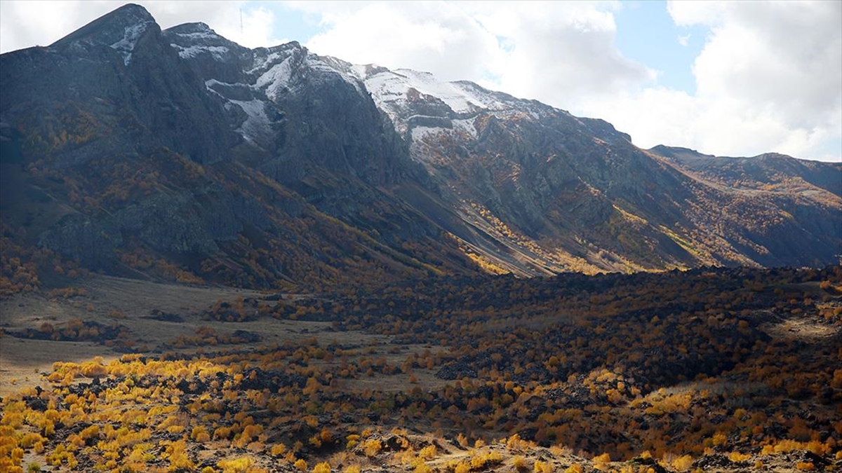 Doğaseverler Nemrut Krater Gölü'nü Gezdi