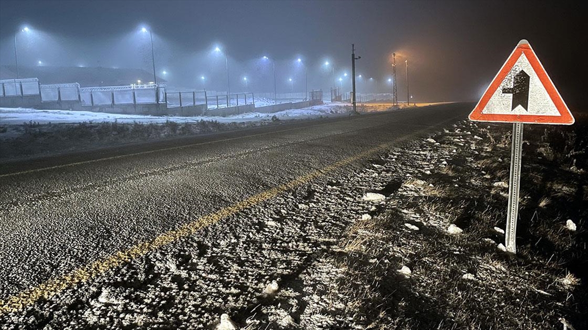 Ardahan'ın Yüksek Kesimlerinde Kar Yağışı Etkili Oluyor
