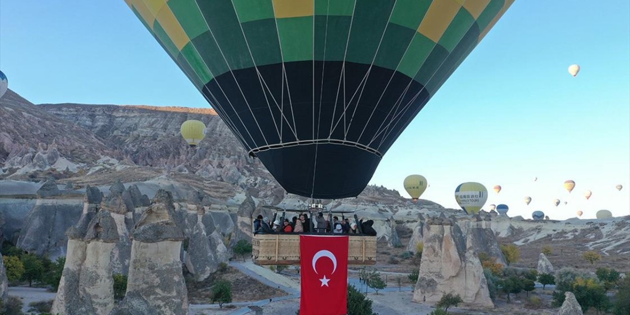 Kapadokya'da Balonlar Türk Bayrakları Ve Atatürk Posterleriyle Uçtu