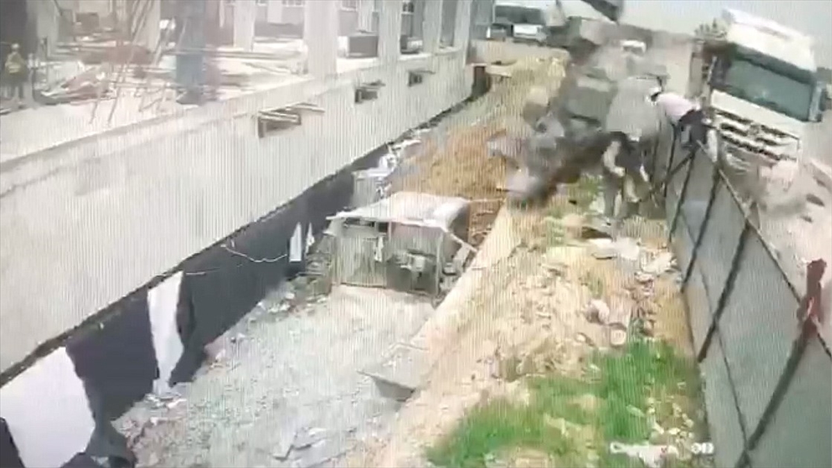 İstanbul'da Kontrolden Çıkan Hafriyat Kamyonu İnşaat Alanına Girdi