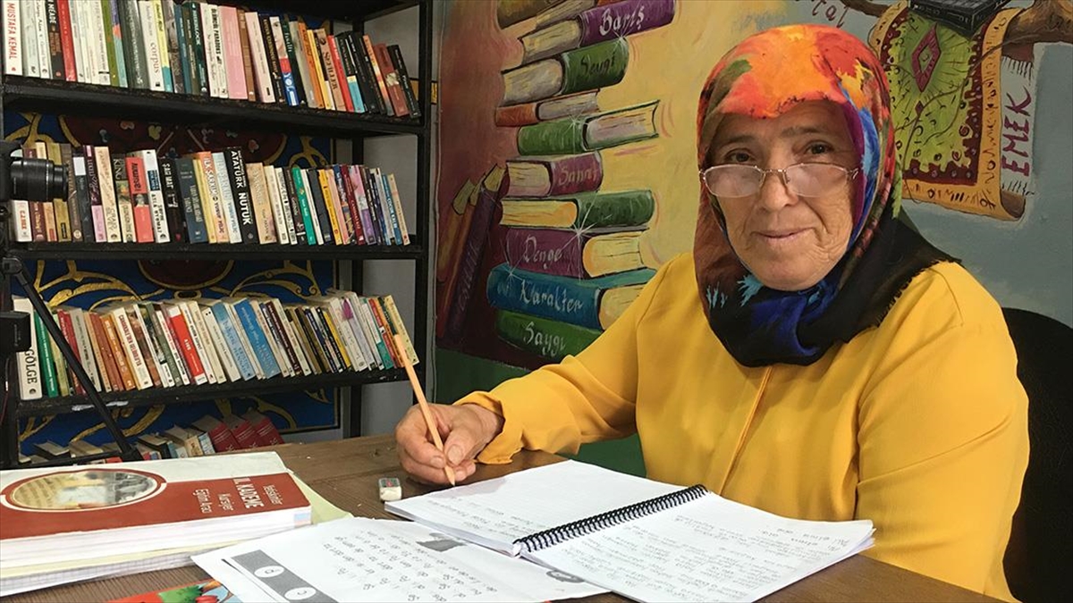 İşlerini Halletmekte Zorlandığı İçin 62'sinde Okuma Yazma Öğreniyor