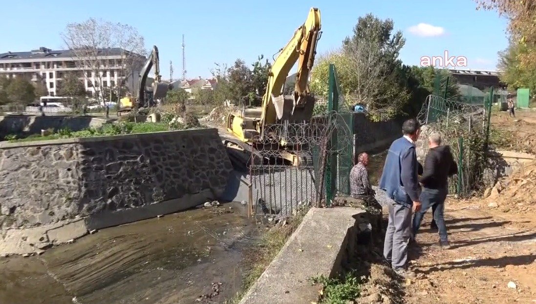 Derenin istinat duvarını yıkıp, yeşil alana dalmışlar