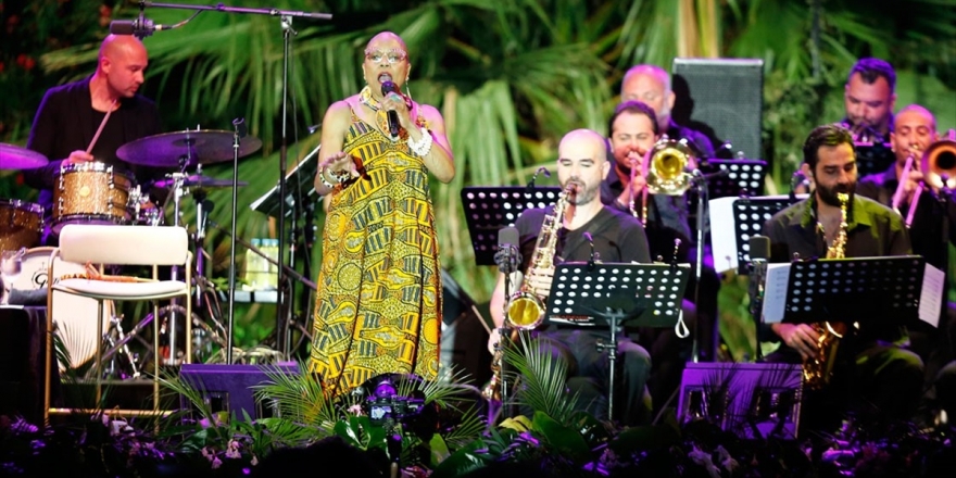 Dee Dee Bridgewater Antalya'da Konser Verdi