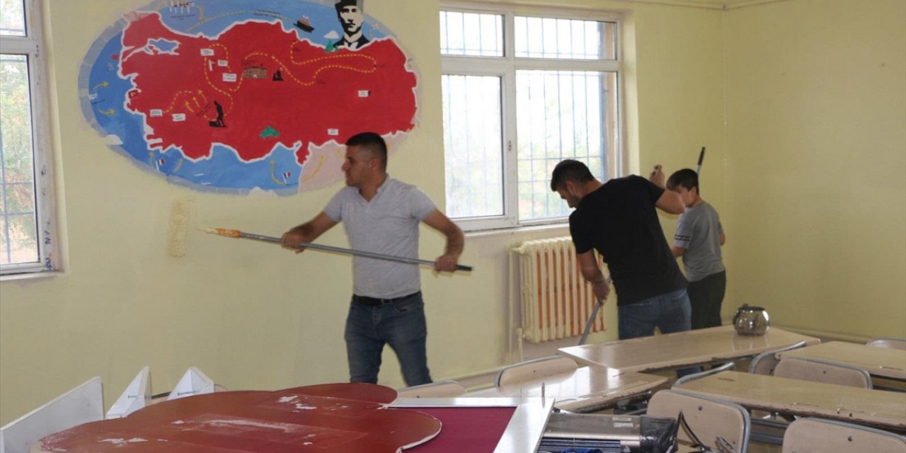 Şırnak'ta Mezradaki Okul Öğretmen, Öğrenci Ve Veli Dayanışmasıyla Boyandı