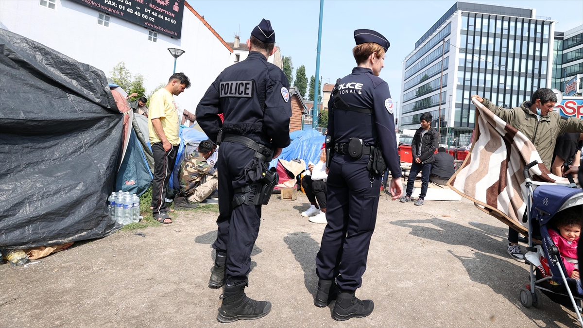 Fransa, Hakkında Sınır Dışı Kararı Olan Göçmenleri “Arananlar Listesi”ne Koymayı Planlıyor