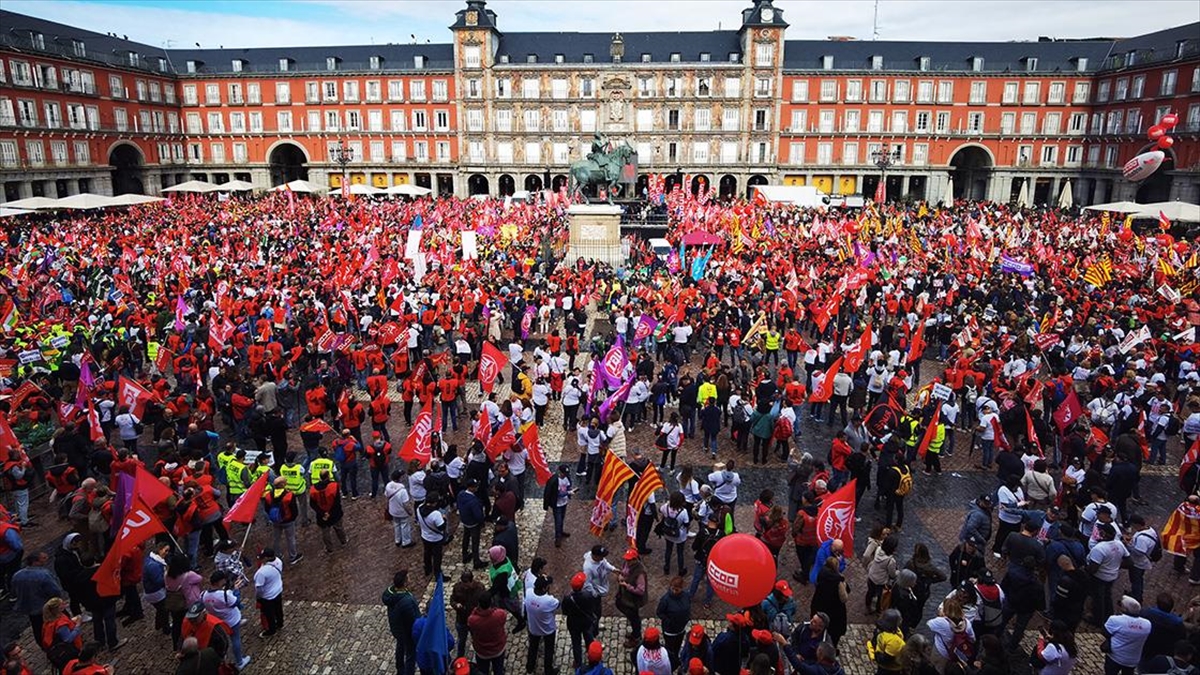İspanya'da İşçi Sendikaları Maaş Artışı Talebiyle Meydanlara İndi