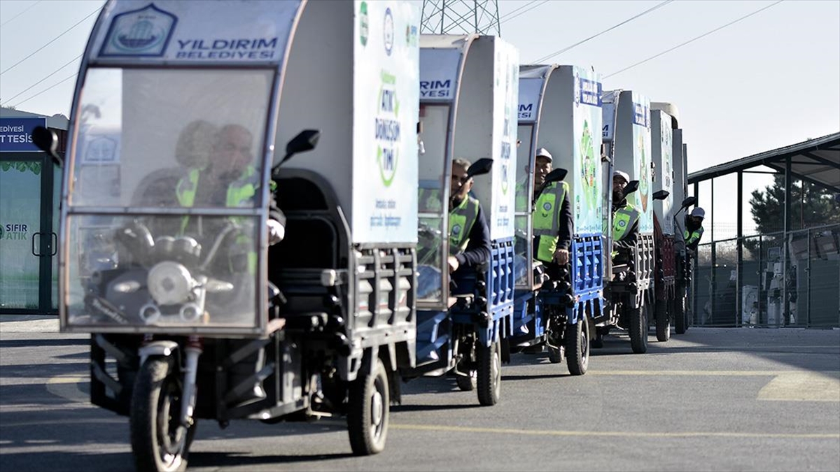 Belediyenin İstihdam Ettiği 'çekçekçiler' Ayda 400 Ton Katı Atık Topluyor