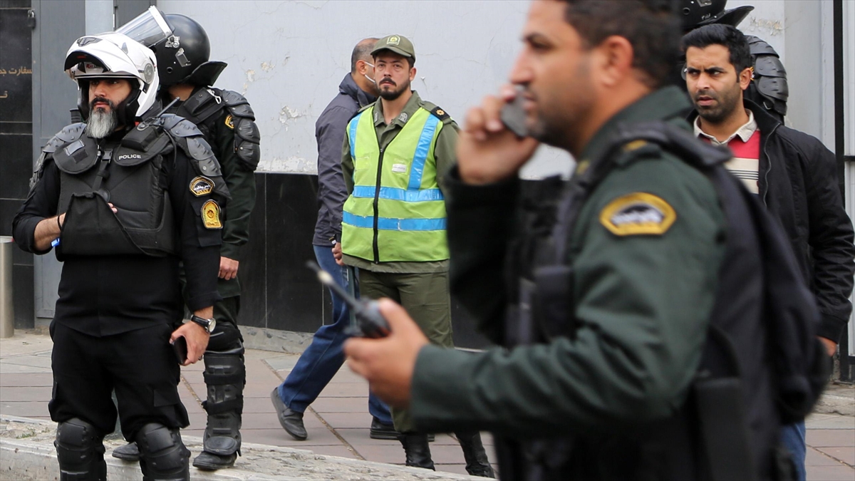 İran'ın Kerec Kentindeki Gösterilerde Emniyet Güçlerine Saldırı Düzenlendi
