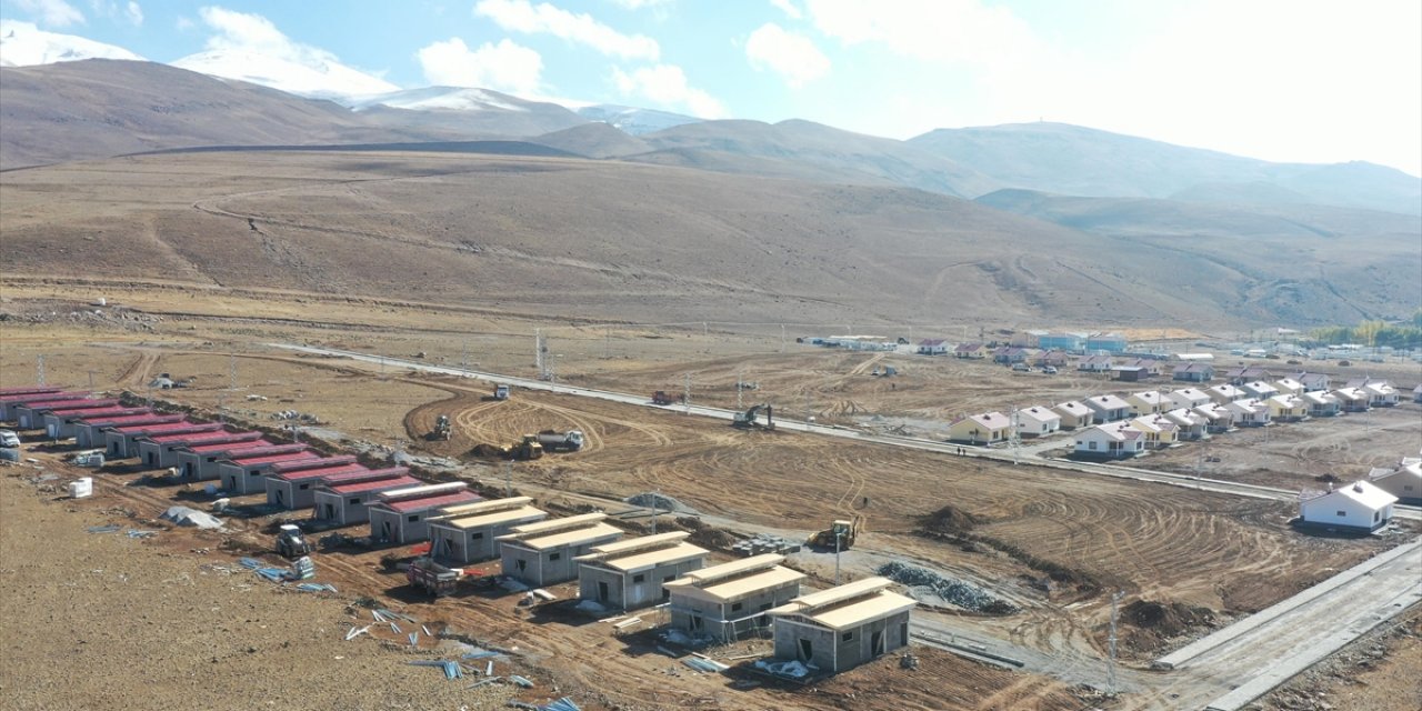 Başkale'de Depremzedelere Konutları Teslim Edildi