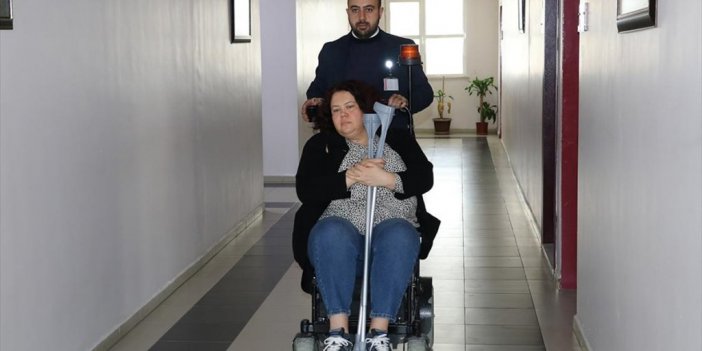 Rahatsızlığı Bulunan Doktor, 'istirahat'i Değil 'koltuk Değnekleriyle Çalışma'yı Seçti