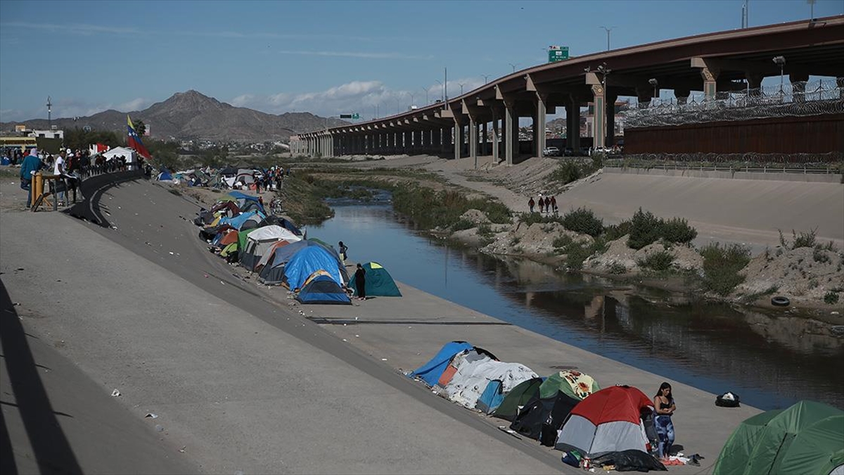 Meksika Sınırında Mahsur Kalan Venezuelalı Göçmenler, İnsani Uçak Talep Ediyor