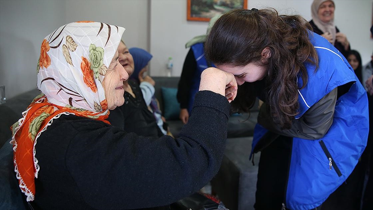 Gönüllü Gençler Huzurevi Sakinlerinin Yüreğine Dokunuyor