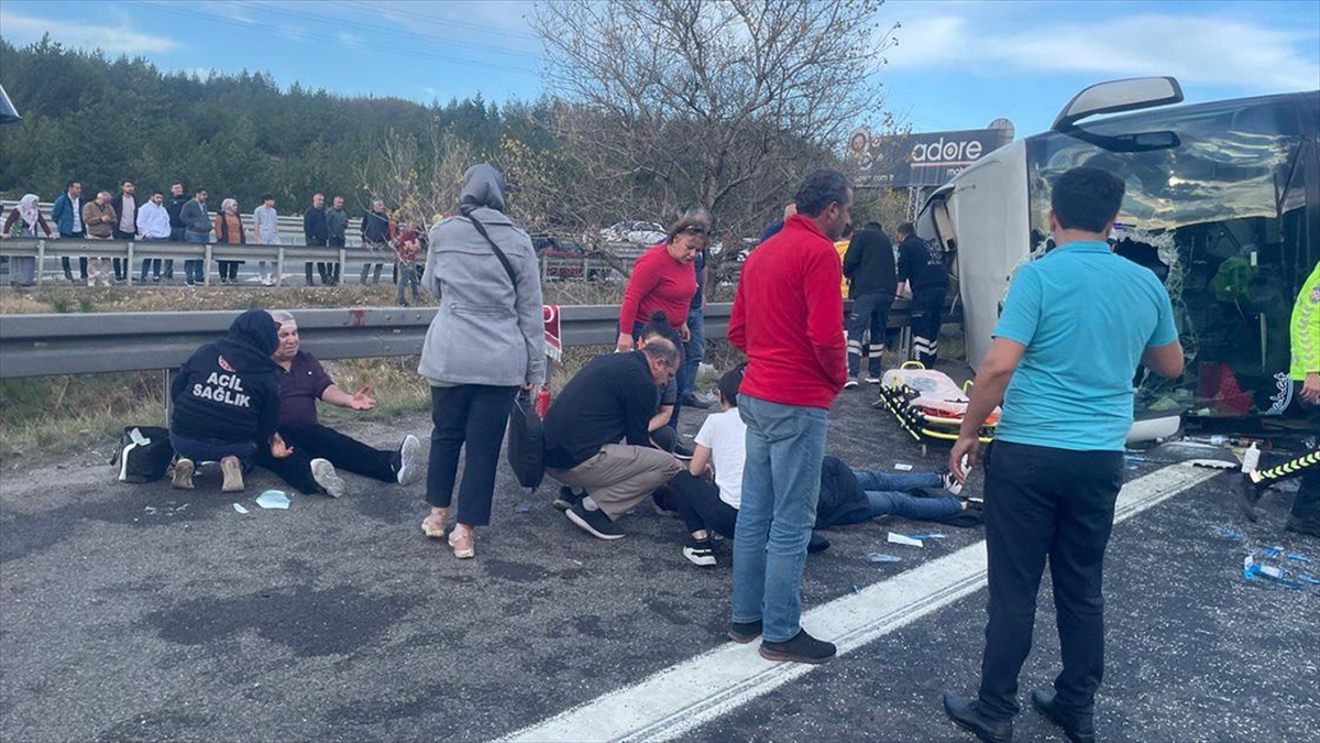 Anadolu Otoyolu'nun Bolu Kesiminde Yolcu Otobüsü Devrildi