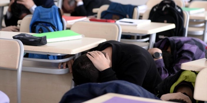 Ülke Genelinde Ve Kktc'de Yapılacak 'deprem Anı Çök-kapan-tutun' Tatbikatının Detayları Açıklandı