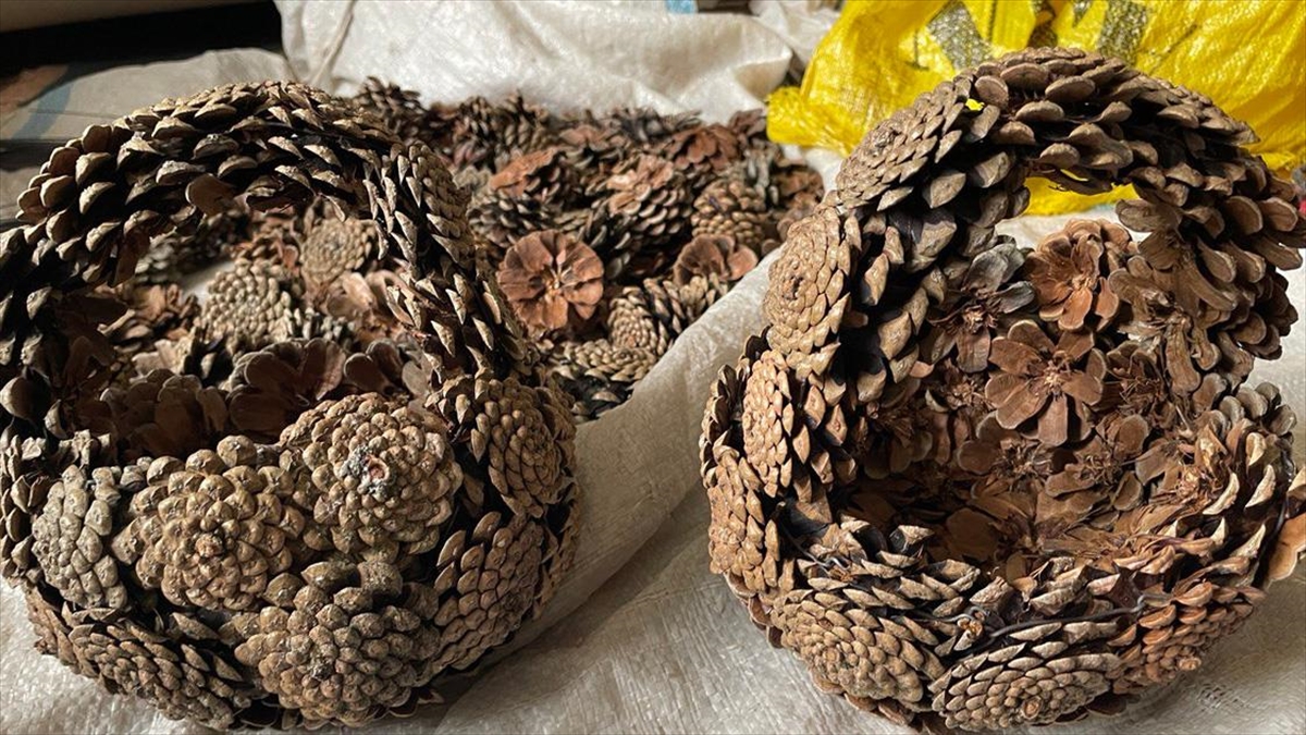 Çam Kozalaklarını 15 Yıldır Hediyelik Sepete Dönüştürüyor