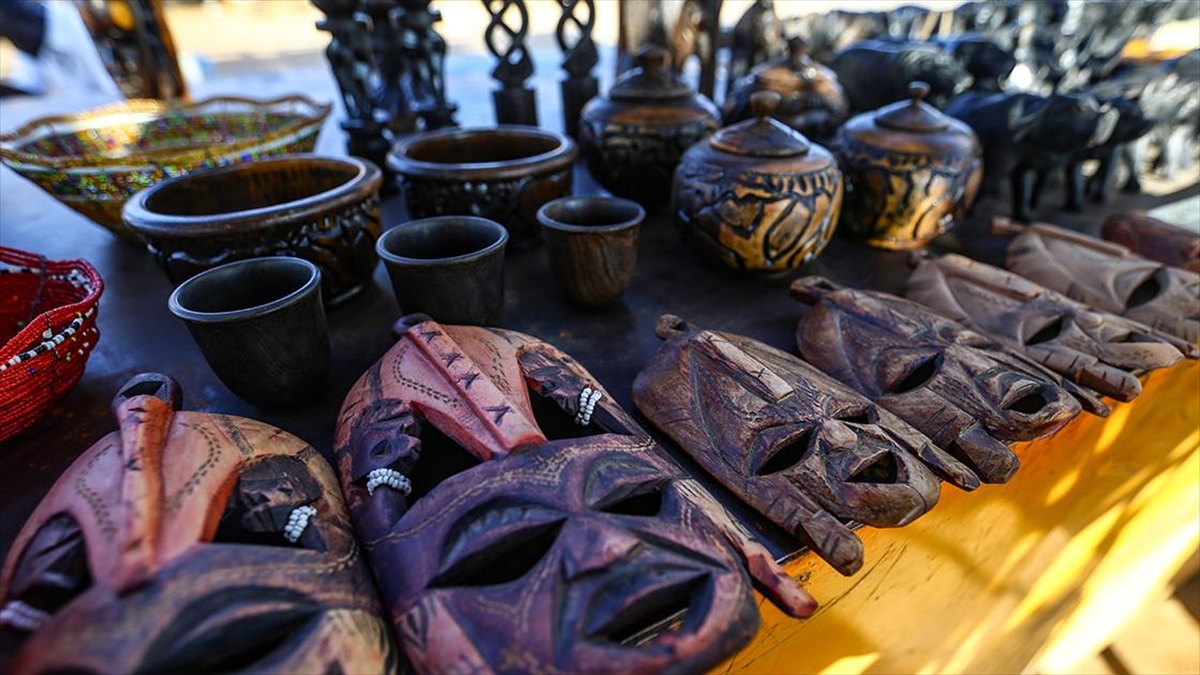 Abanoz Ağacı Sudanlı Ustaların Elinde Sanat Eserine Dönüşüyor