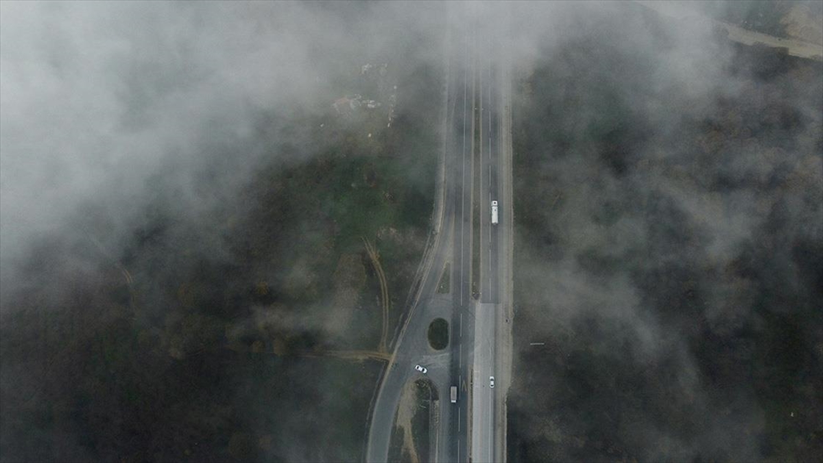 Batı Karadeniz Bağlantı Yolunda Dağların Yamaçları Sisle Kaplandı