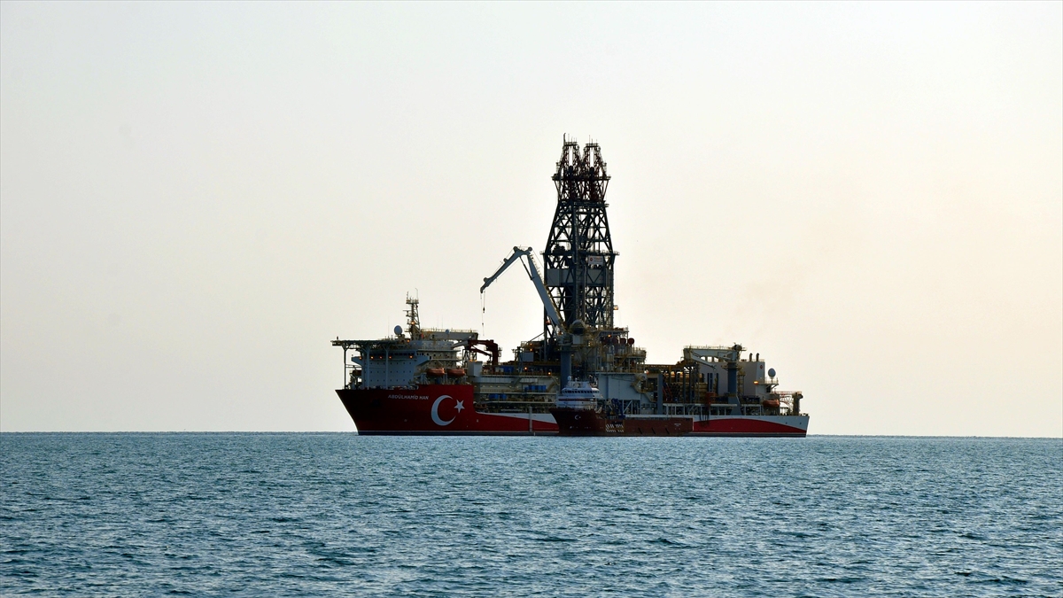 Abdülhamid Han Sondaj Gemisi  Mersin'deki Taşucu Limanı Açığına Demirledi