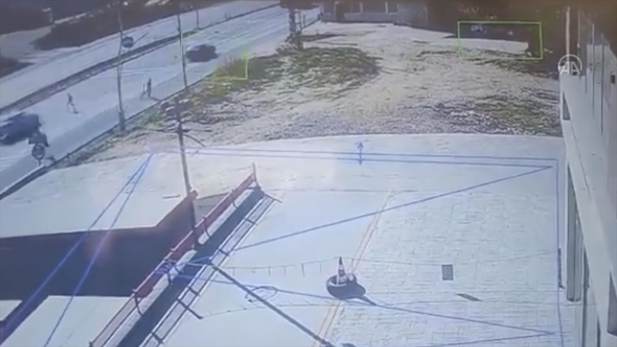 Tekirdağ'da Köpekten Kaçarken Otomobilin Çarptığı Çocuk Yaralandı