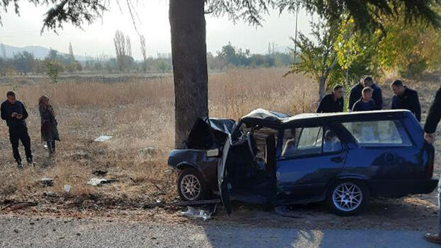 Üniversite öğrencilerinin içinde bulunduğu otomobil ağaca çarptı