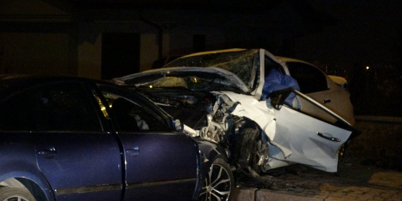 Kayseri'de iki otomobil kafa kafaya çarpıştı: 2 ölü, 6 yaralı