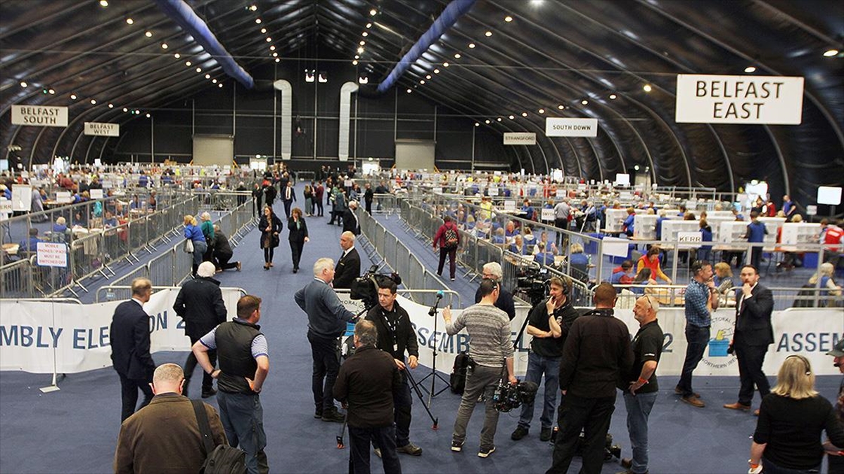 Kuzey İrlanda'da Bölgesel Parlamento Seçim Tarihi Duyurusu Ertelendi