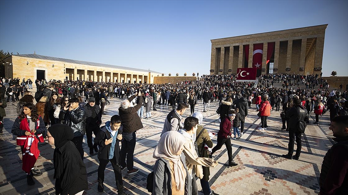 Anıtkabir'e Ziyaretçi Akını