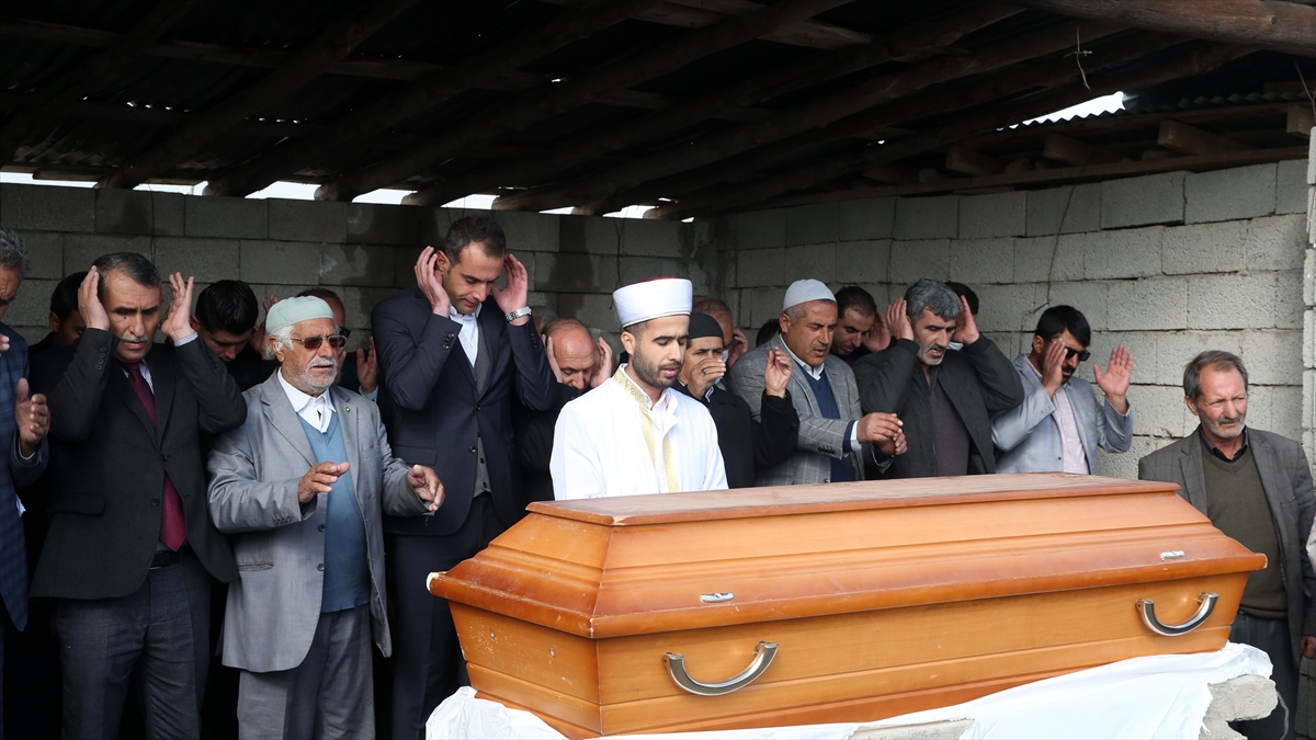 Kuduz Tanısıyla Tedavi Gördüğü Hastanede Ölen Çocuğun Cenazesi Toprağa Verildi