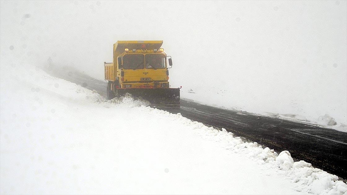 Muş'un Yüksek Kesimlerinde Karla Mücadele Başladı