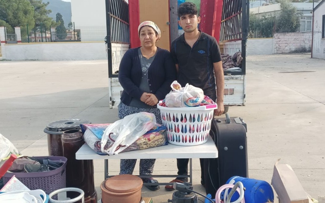 Ev sahibi tarafından evden çıkartılan kadın ve oğlu parka yerleşti