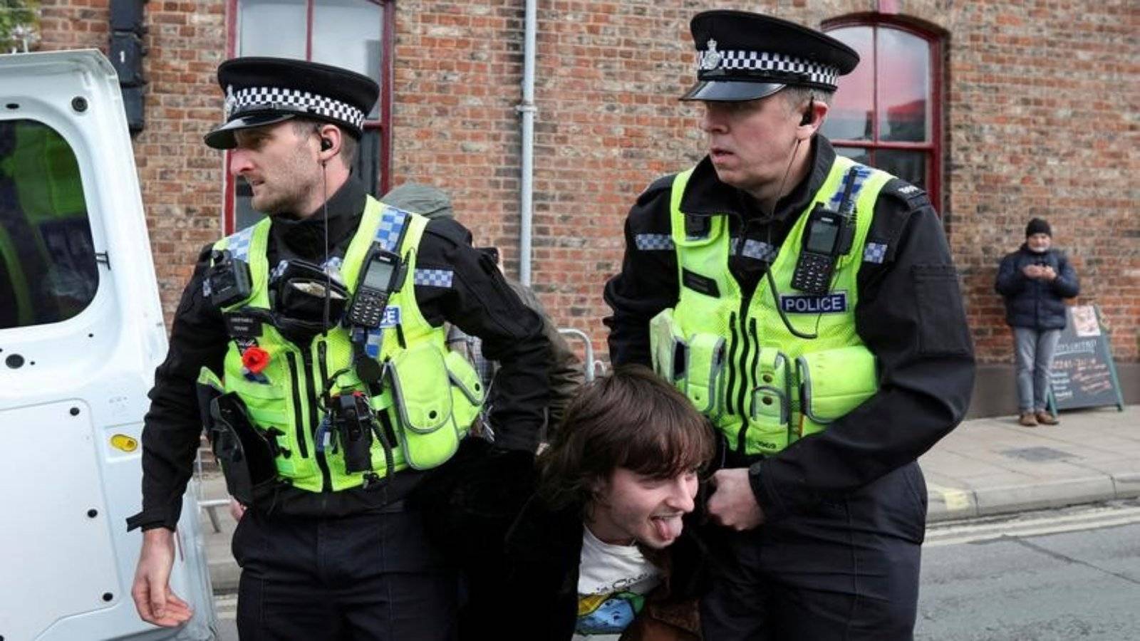 Britanya Kralı Charles'a yumurta fırlatan öğrenciye 'yumurta taşıma' yasağı