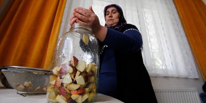 Doğadan Topladığı 30 Çeşit Meyve Ve Sebzeden Sirke Yapıp Satıyor