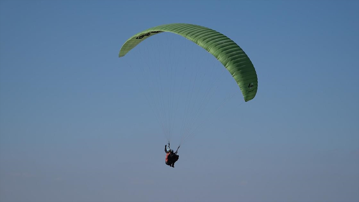 Yamaç Paraşütü Yapmanın Keyfini 76 Yaşında Çıkardı