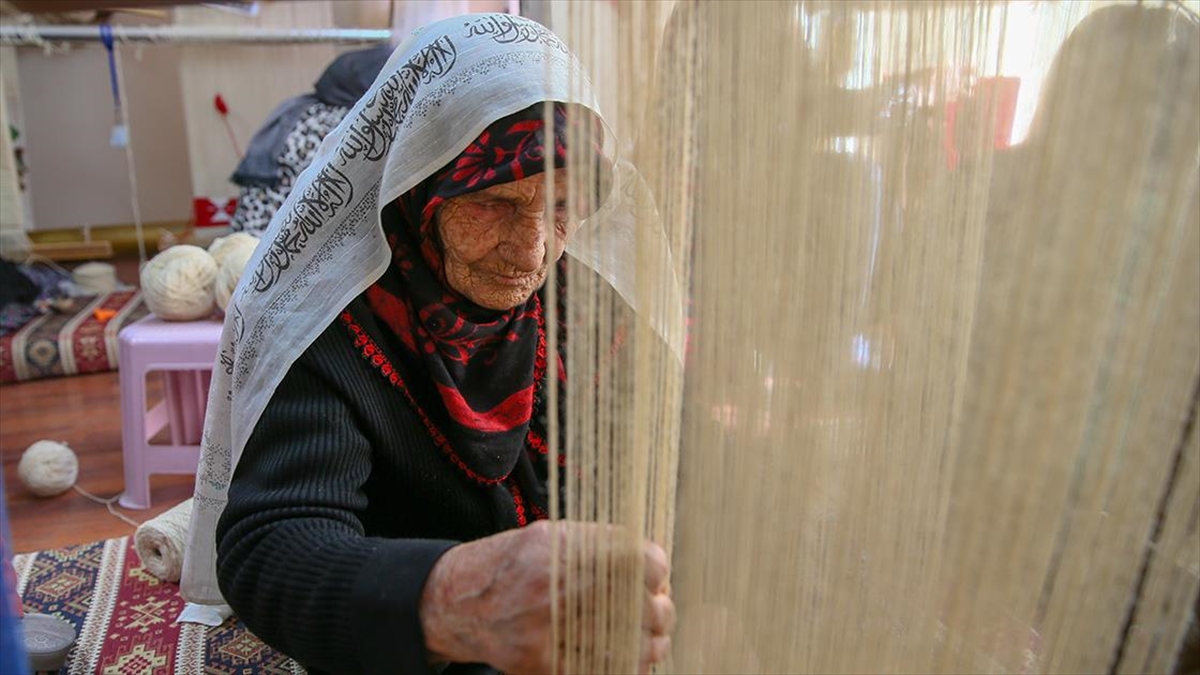 Dokuma Kursunun 85 Yaşındaki Kursiyeri Hem Öğreniyor Hem Öğretiyor