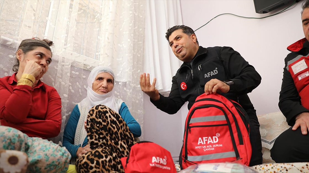 Afad Ekipleri Hasta, Yaşlı Ve Engellilere Afet Eğitimi Veriyor