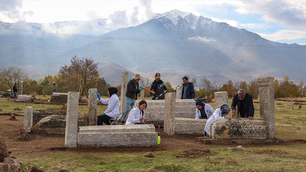 Van'da Selçuklu Mezarlığı'ndaki Tarihi Taşlar Restore Ediliyor