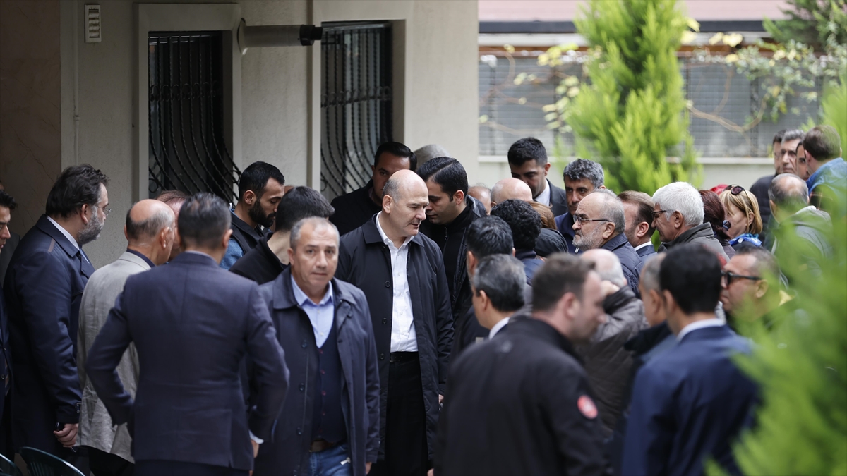 Bakan Soylu'dan Saldırıda Hayatını Kaybeden Anne İle Kızın Ailesine Taziye Ziyareti