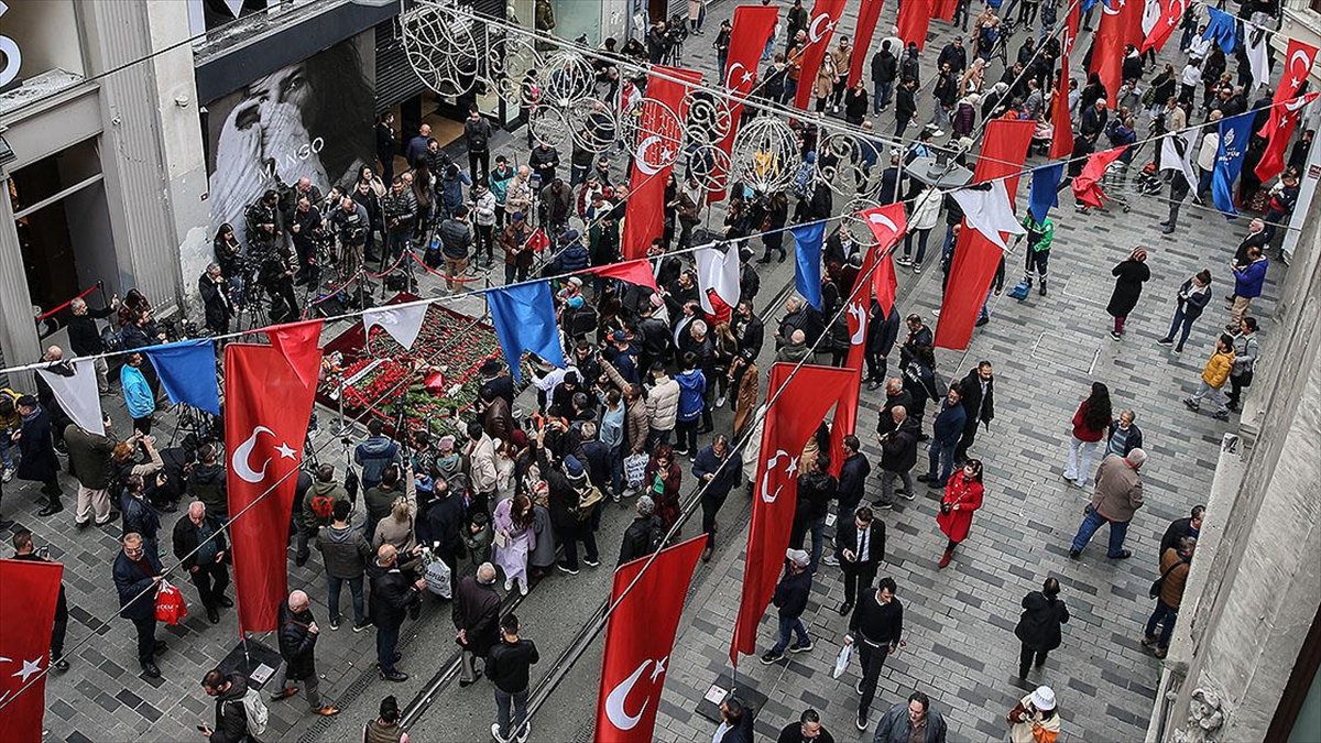 Beyoğlu'ndaki Terör Saldırısı, İstiklal Caddesi'ne Konulan Bankları Gündeme Getirdi