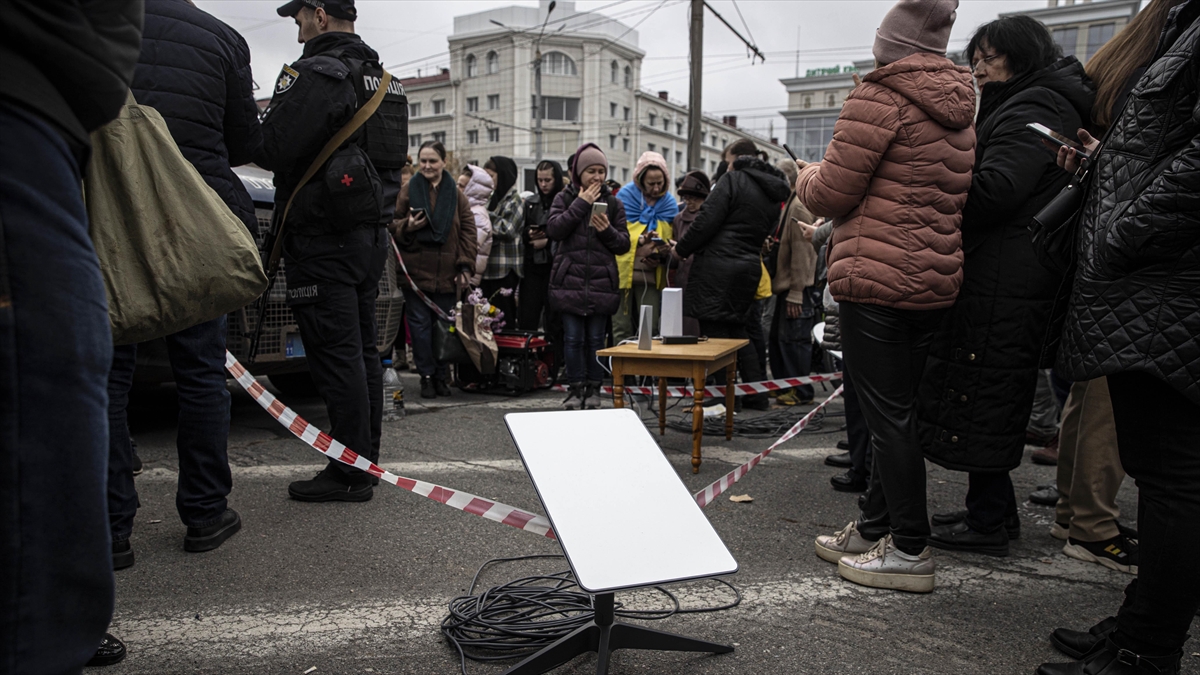 Rus Güçlerin Çekildiği Herson'da Binlerce Kişi İnsanı Yardımı Almak İçin Sıraya Girdi