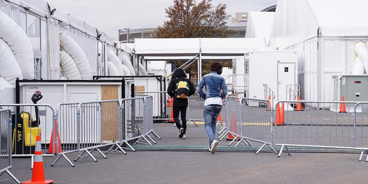 New York'ta Acil Durum Çadırlarında Kalan Düzensiz Göçmenler Otele Taşınmaya Başladı