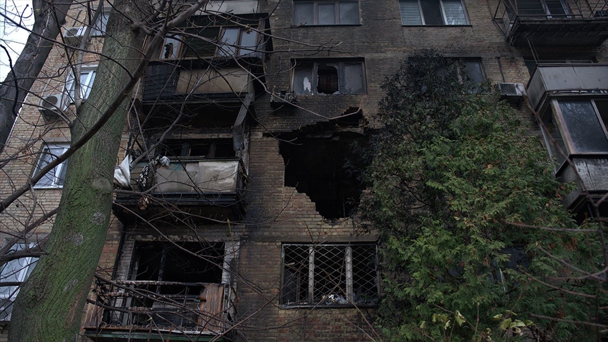 Zelenskiy: Rusya'ya Barıştan Bahsediyorlar, O İse Füzelerle Yanıt Veriyor