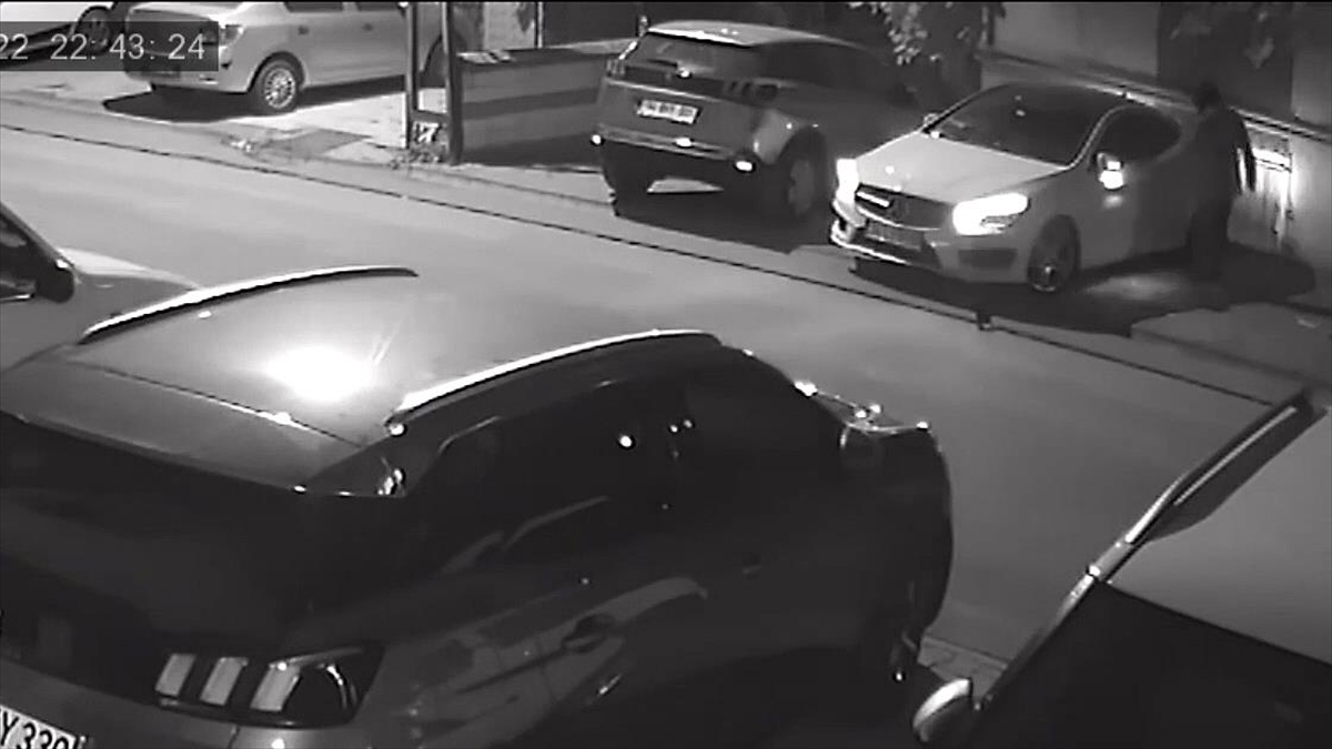 Ümraniye'de Park Halindeki Otomobilin Çalınma Anı Kameralara Yansıdı