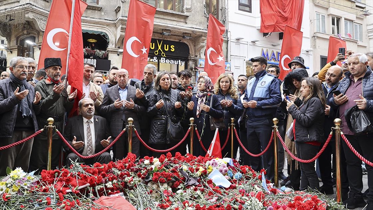 Terör Saldırısında Hayatını Kaybedenler İstiklal Caddesi'nde Anılıyor