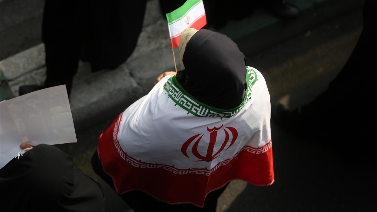 İran'daki Protestolar Sırasında Biri Yarbay 3 Güvenlik Görevlisi Bıçaklanarak Öldürüldü