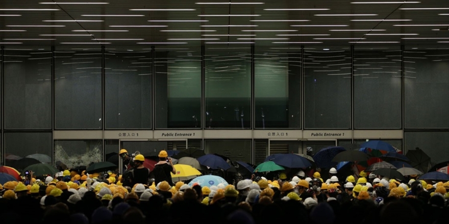 Hong Kong'ta Protestocular Meclisi Bastı