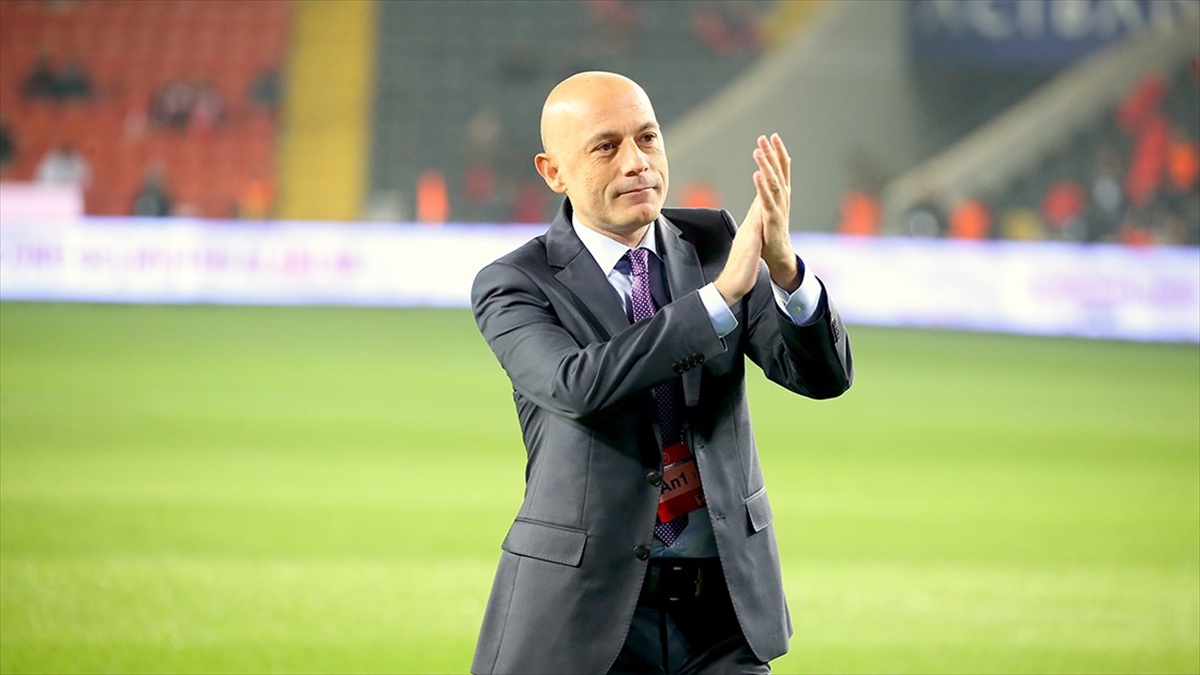 Cüneyt Çakır, Gaziantep'teki Milli Maçta Aktif Hakemlik Kariyerini Noktaladı