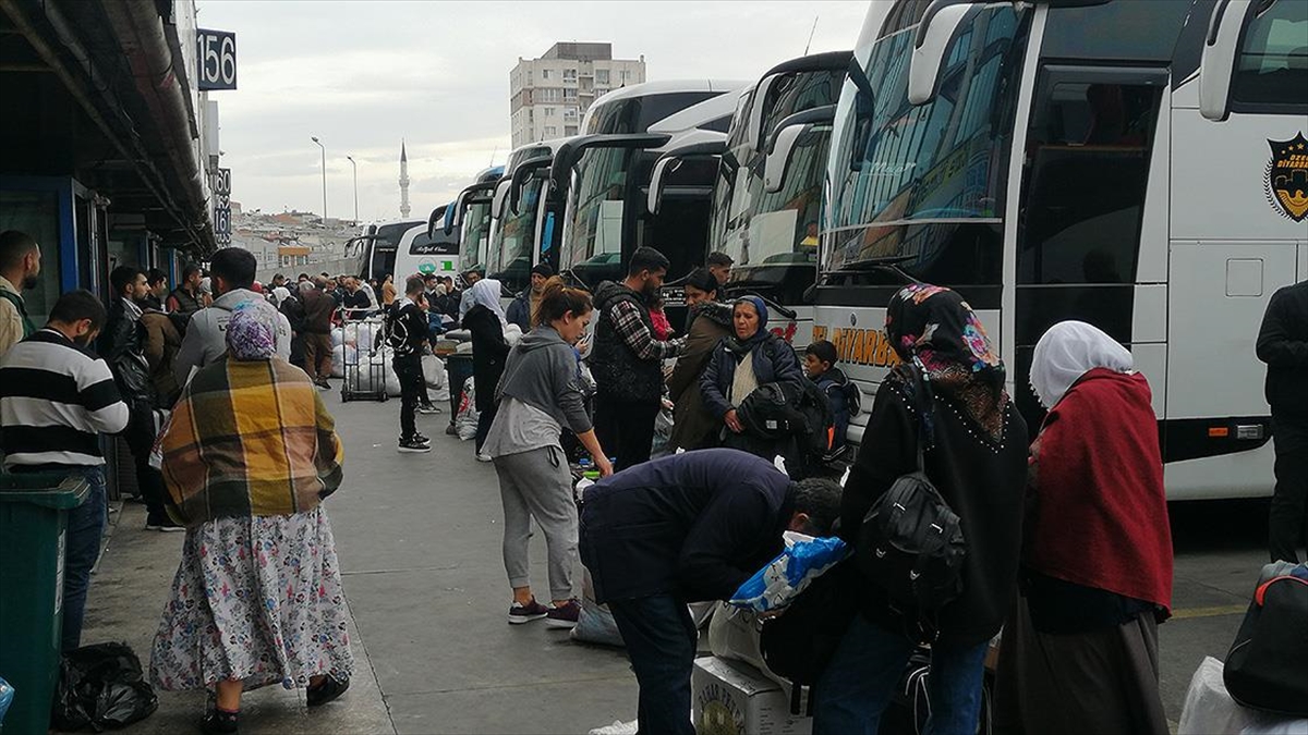 İstanbul'da Ara Tatil Dönüşü Otogardaki Haraketlilik Arttı