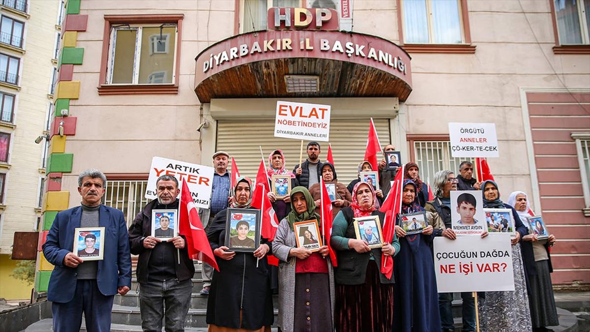 Dağa Kaçırılan Evlatları İçin Dünya Çocuk Hakları Günü'nde De Nöbetteler